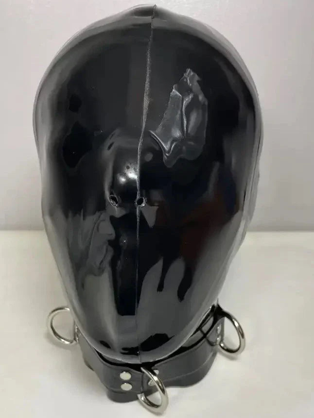 Zwart geringde latex kap
