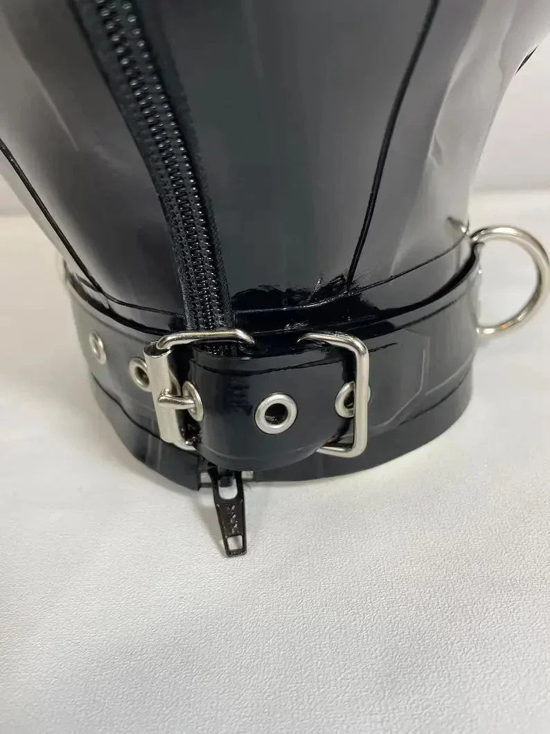 Zwart geringde latex kap
