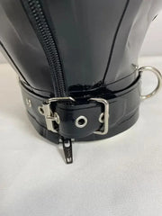 Zwart geringde latex kap