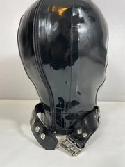 Zwart geringde latex kap