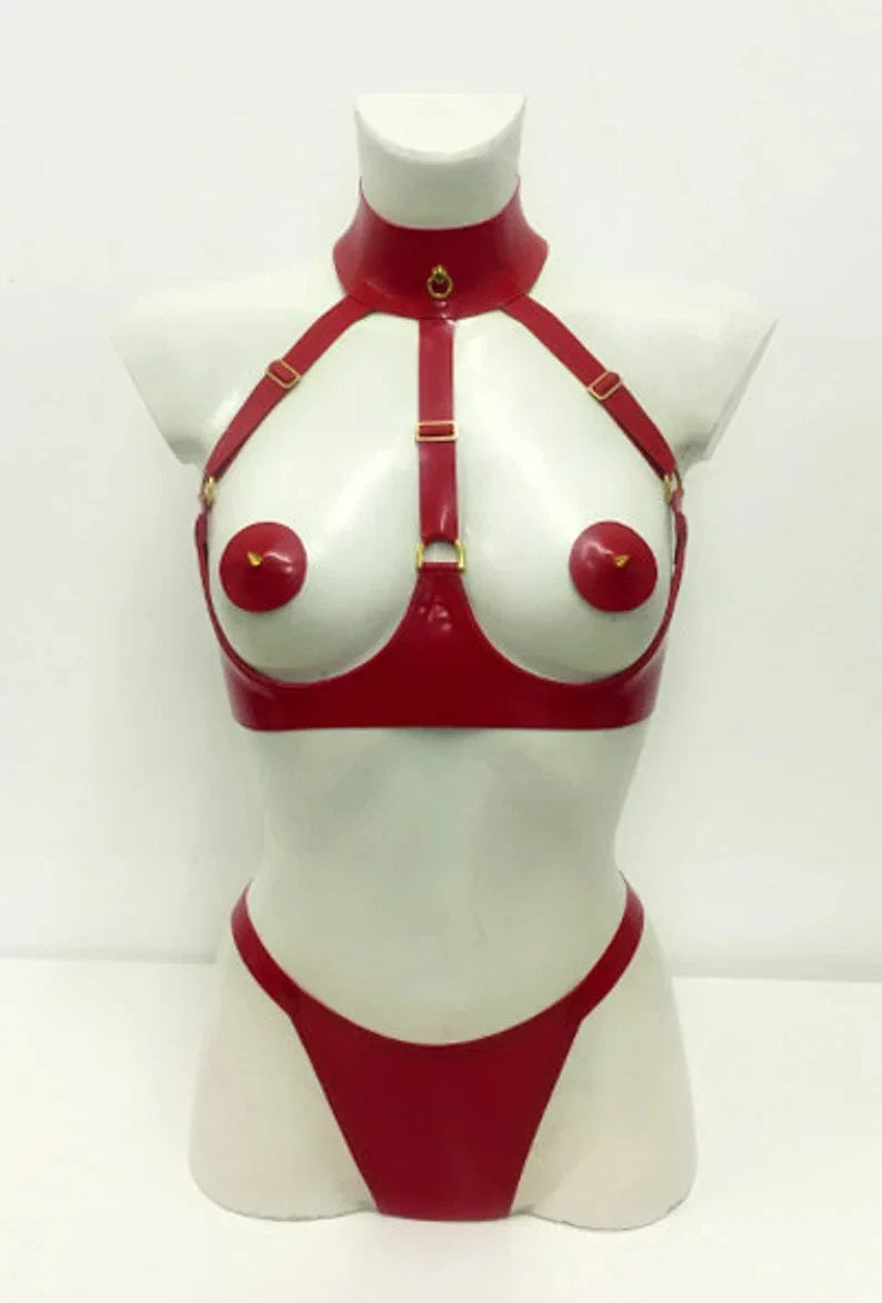 Latex-Zena-Tanga mit Riemchen-Harnisch am Po